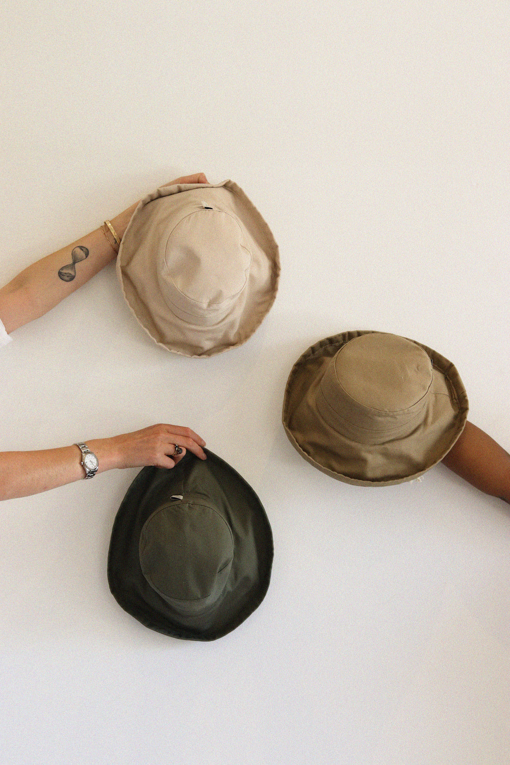 Beagle & Basset The Floppy Hat