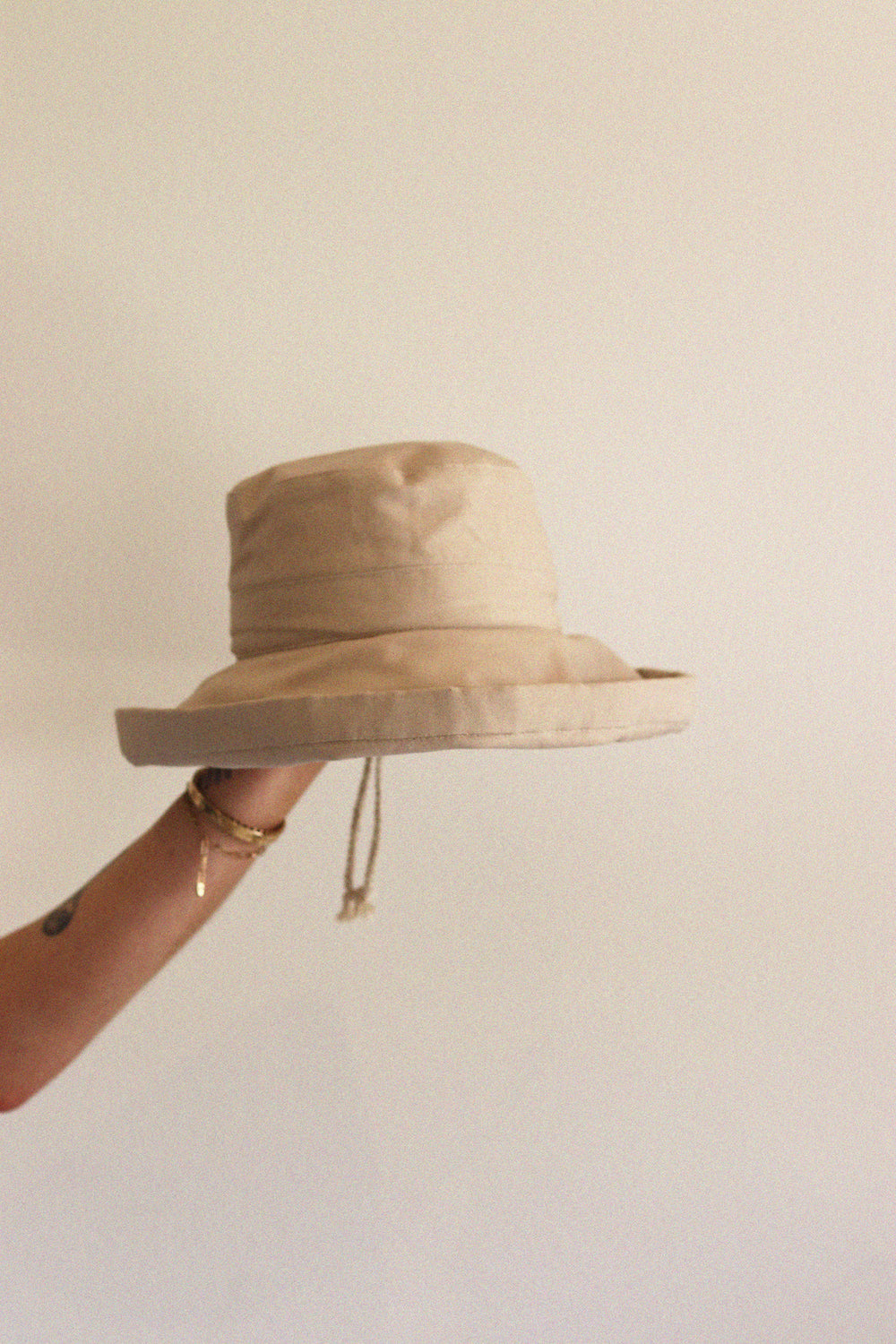 Beagle & Basset The Floppy Hat